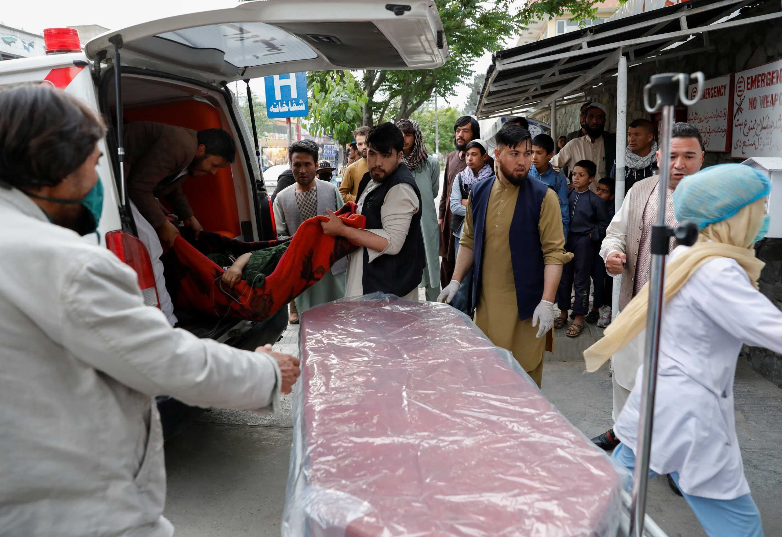 Λουτρό αίματος στην Καμπούλ: 68 οι νεκροί από τη βομβιστική επίθεση