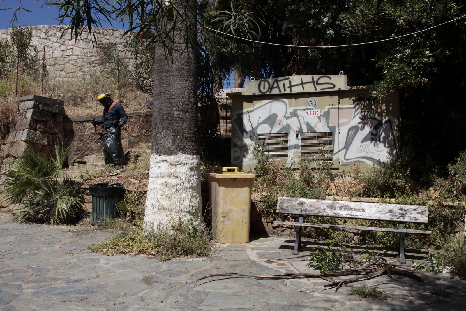 Σε εξέλιξη εργασίες καθαρισμού-αποψίλωσης και καλλωπισμού από τον δήμο Χανίων