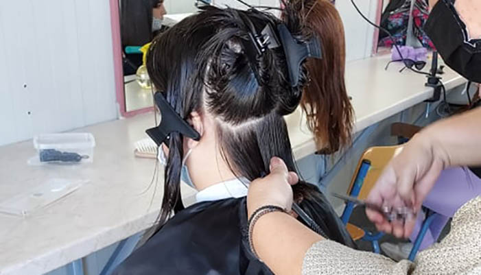 ΕΠΑΛ Κισάμου: 29 εθελόντριες μαλλιών χαρίζουν χαμόγελα και ελπίδα