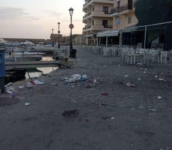 Κορωνοπάρτι στο Ενετικό λιμάνι Χανίων και εικόνα “σκουπιδότοπου” το επόμενο πρωί (φωτο)
