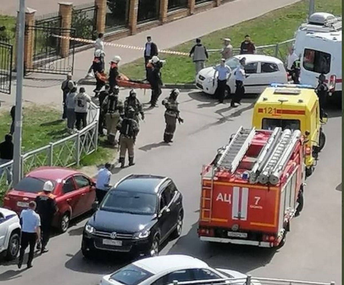 Траур после теракта в крокусе. Тиран в Казани 2021. Полиция на месте трагедии в Казани.