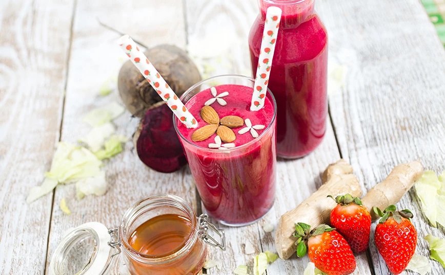 Ανοιξιάτικο smoothie ενέργειας με φράουλες και τζίντζερ
