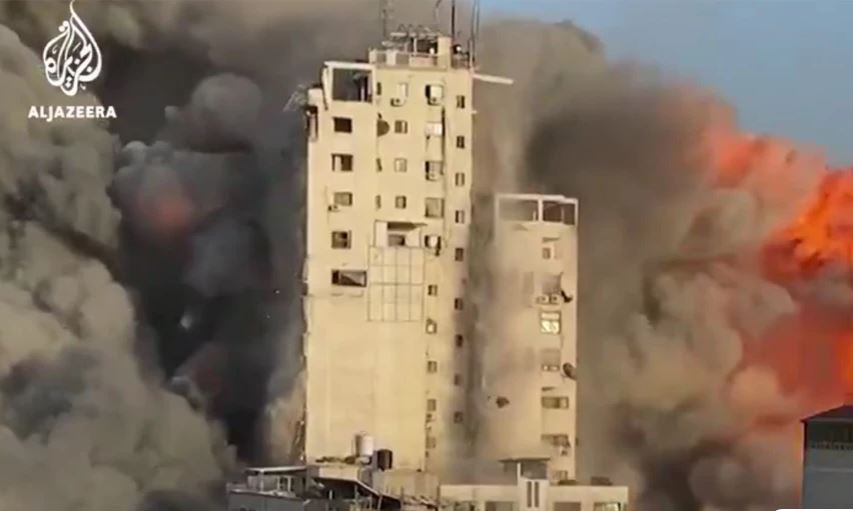 Νέο σοκαριστικό βίντεο από την κατάρρευση κτιρίου 14 ορόφων στη Γάζα μετά από βομβαρδισμό