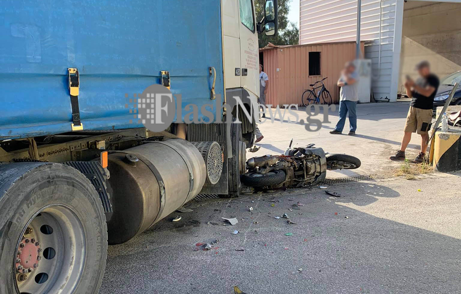 Τραυματισμός οδηγού μηχανής μετά από σύγκρουση με φορτηγό στο Ηράκλειο! (φωτο)