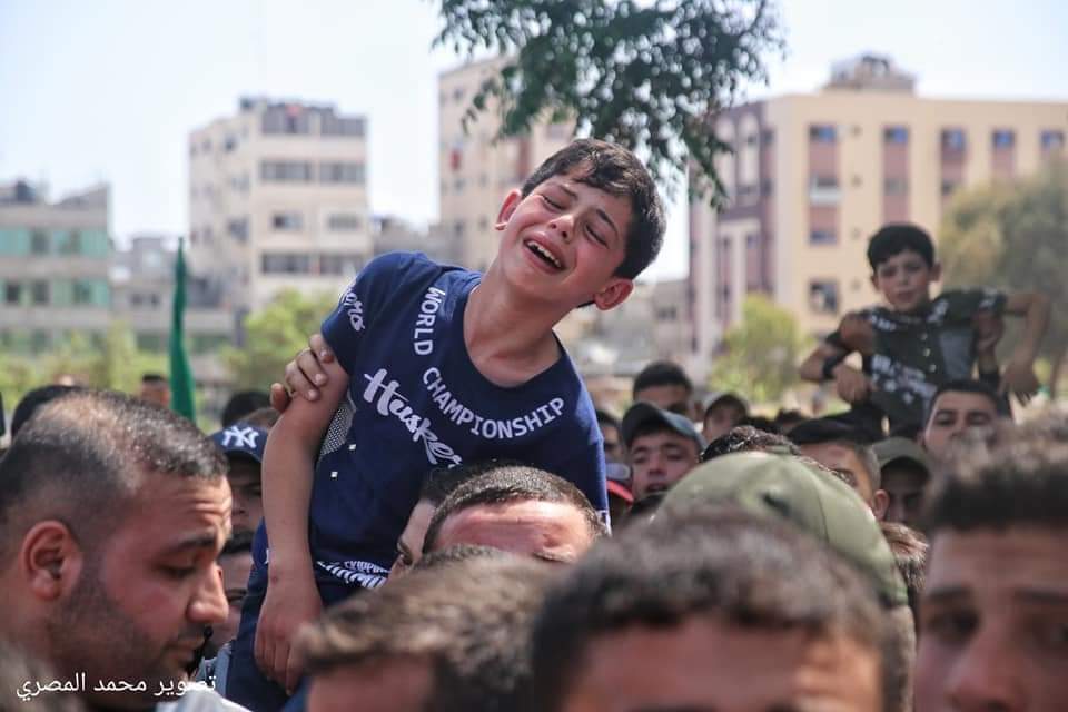 Λωρίδα Γάζας: Βίντεο που «ραγίζει» καρδιές –Παιδί σπαράζει πάνω από τη σορό του πατέρα του