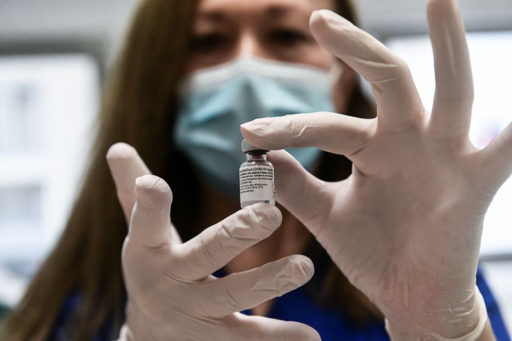 NYT:Eταιρείες έχουν το νόμιμο δικαίωμα να επιβάλλουν στους υπαλλήλους τους να εμβολιαστούν