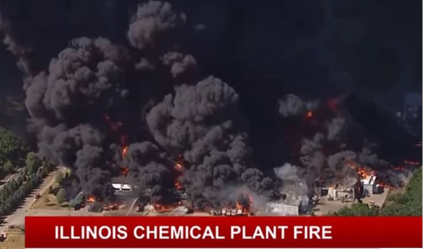 Eικόνες από φωτιά σε χημικό εργοστάσιο: Σύννεφο μαύρου καπνού έφτασε στα 100 μέτρα