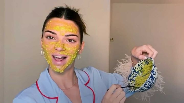 Η Kendall Jenner μόλις μας έδειξε πώς να κάνουμε την αγαπημένη της μάσκα με αβοκάντο