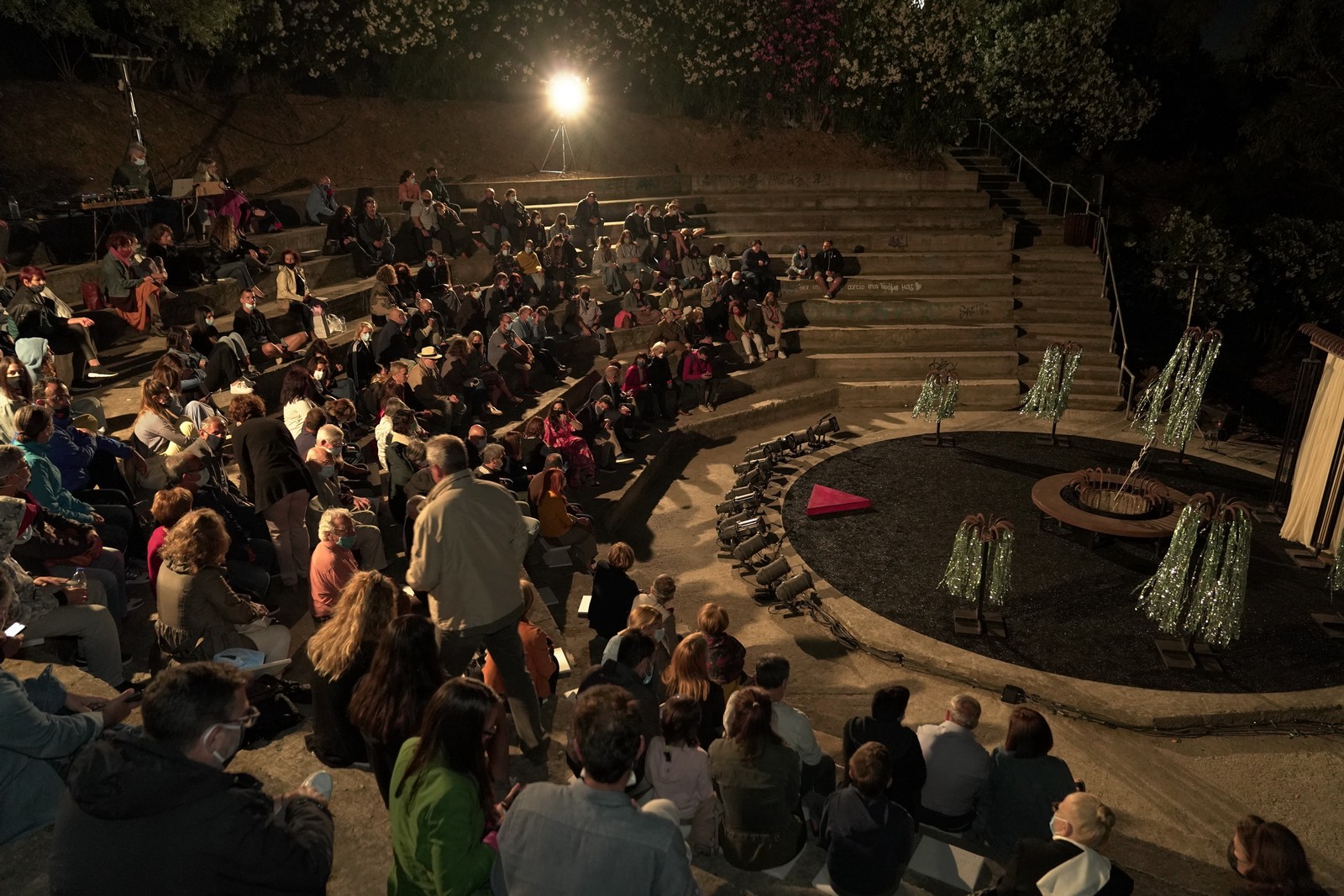 Το Δημοτικό Περιφερειακό Θέατρο Κρήτης, στηρίζεται στους θεατές αλλά και τους στηρίζει