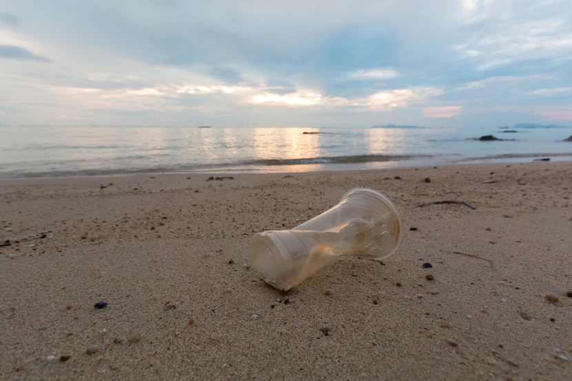 «Βουλιάζουν» στα πλαστικά οι ελληνικές παραλίες