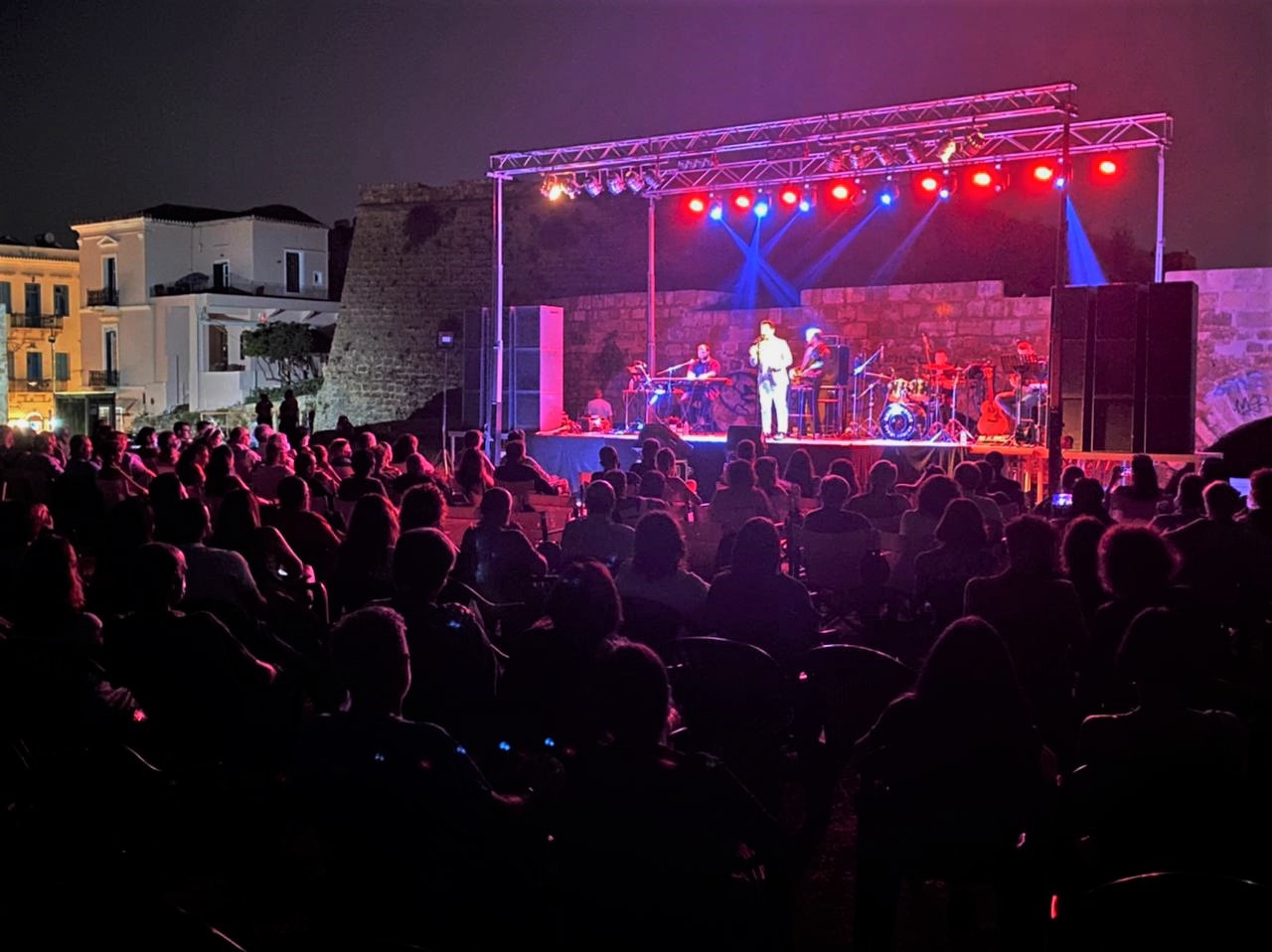 Η συναυλία του Δήμου Χανίων με τον Γιώργο Περρή στον Προμαχώνα San Salvatore (φωτο)