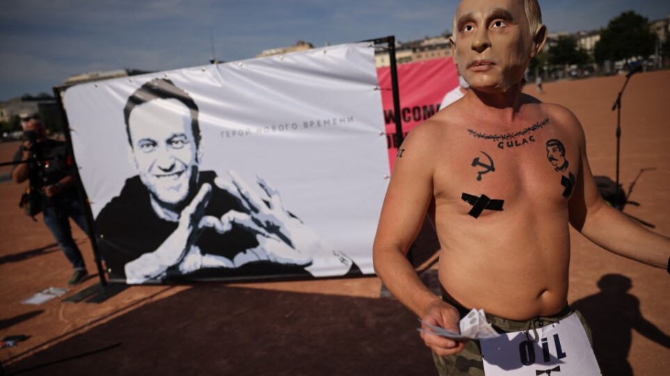 Γενεύη: Διαδηλωτής που… παριστάνει τον Πούτιν ζητά την απελευθέρωση του Ναβάλνι