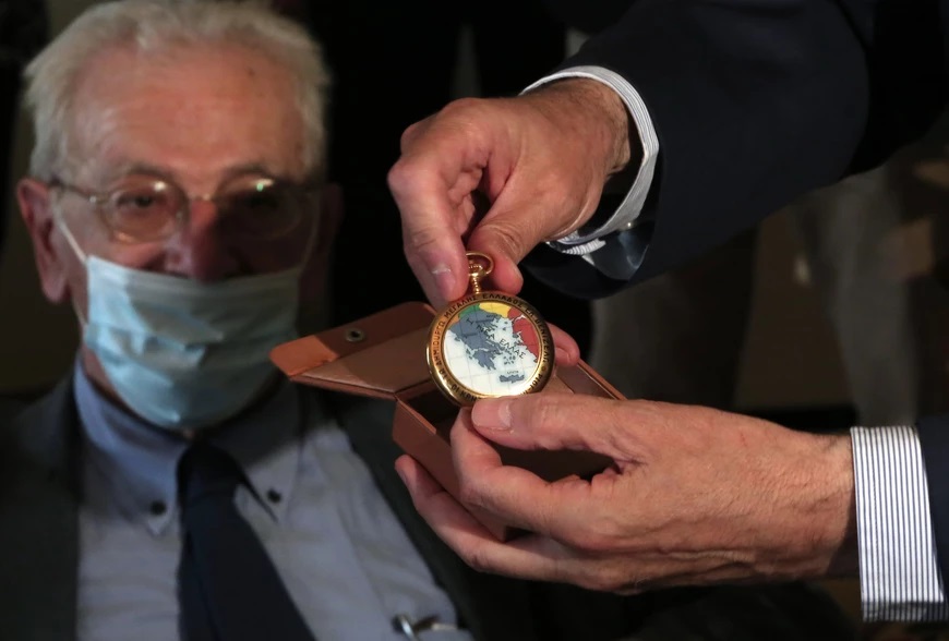 Το χρυσό ρολόι του Ελευθερίου Βενιζέλου δώρισε στη Βουλή των Ελλήνων ο εγγονός του