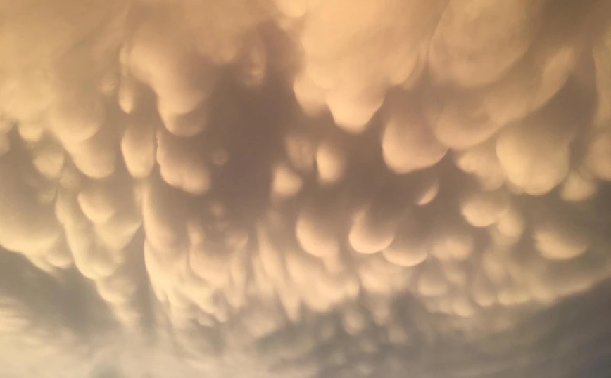 Το εντυπωσιακό σκηνικό από τα σύννεφα Mammatus που κάλυψαν τη Λάρισα (βίντεο)