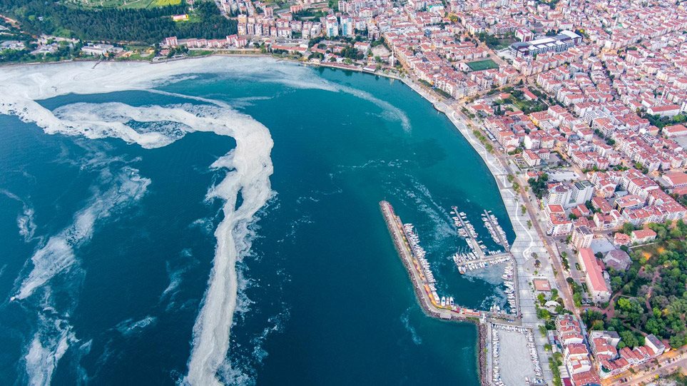 Τουρκία: Περίεργη βλέννα απειλεί τη θάλασσα του Μαρμαρά