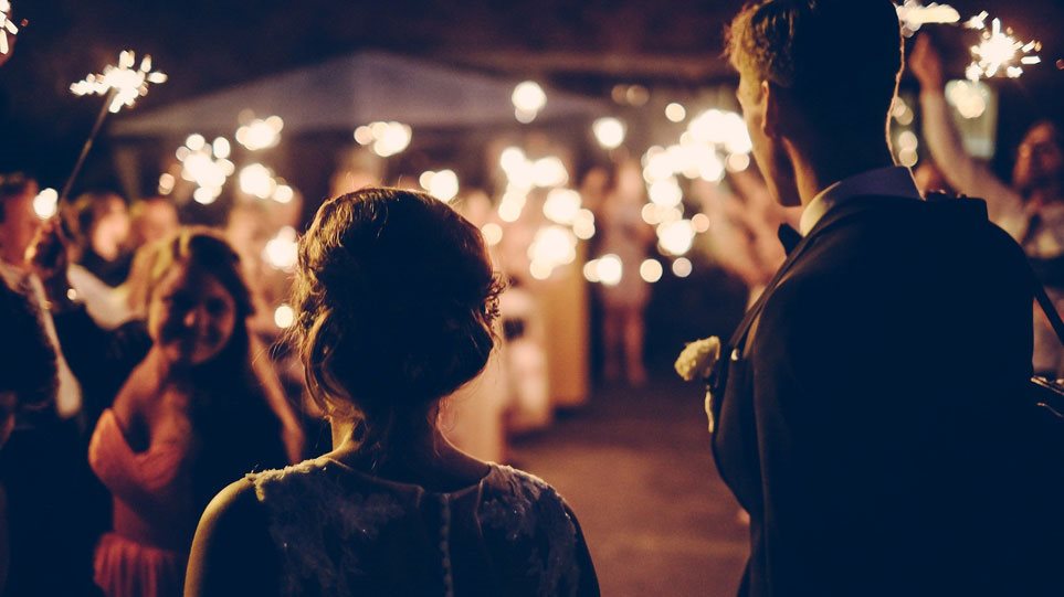 Χαλάρωση μέτρων: Γάμοι με 300 άτομα και μουσική αλλά χωρίς χορό