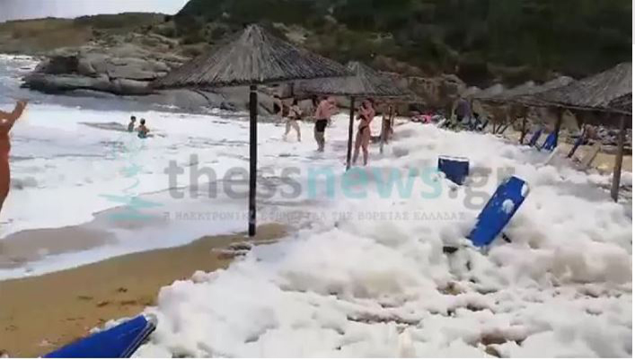 Πλημμύρισε «αφρούς» παραλία της Χαλκιδικής – Δείτε βίντεο