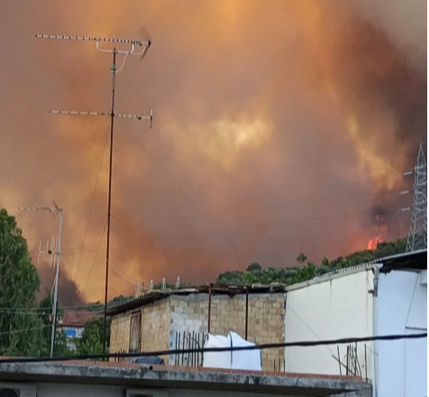 Μεγάλη φωτιά στην Αχαΐα – Εκκενώνονται Ζήρεια, Λαμπίρι, Καμάρες (βιντεο)