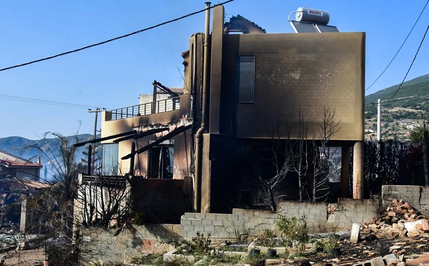 Φωτιά στην Πάτρα: Κάηκαν πέντε σπίτια και ένα αυτοκίνητο – Χτυπούσαν οι καμπάνες