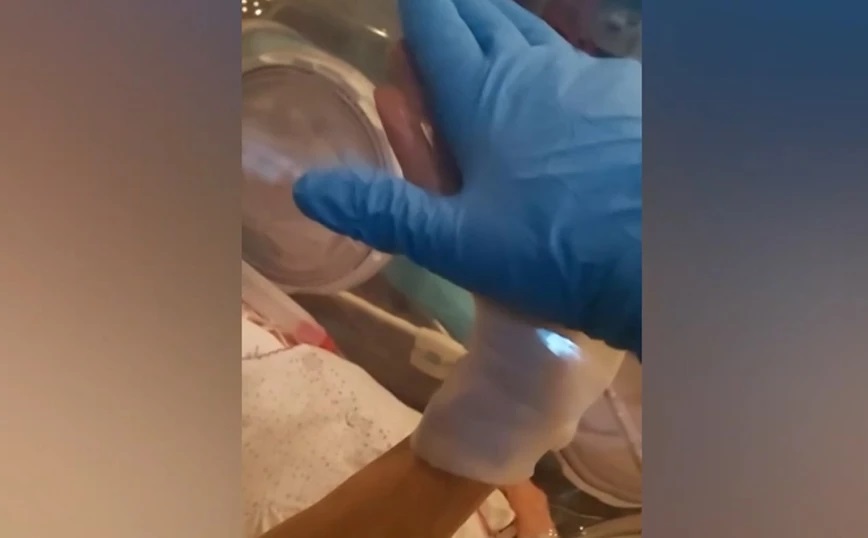 Διασώστης δίνει κουράγιο σε ασθενή με κορωνοϊό έξω από την ειδική κάψουλα (βίντεο)