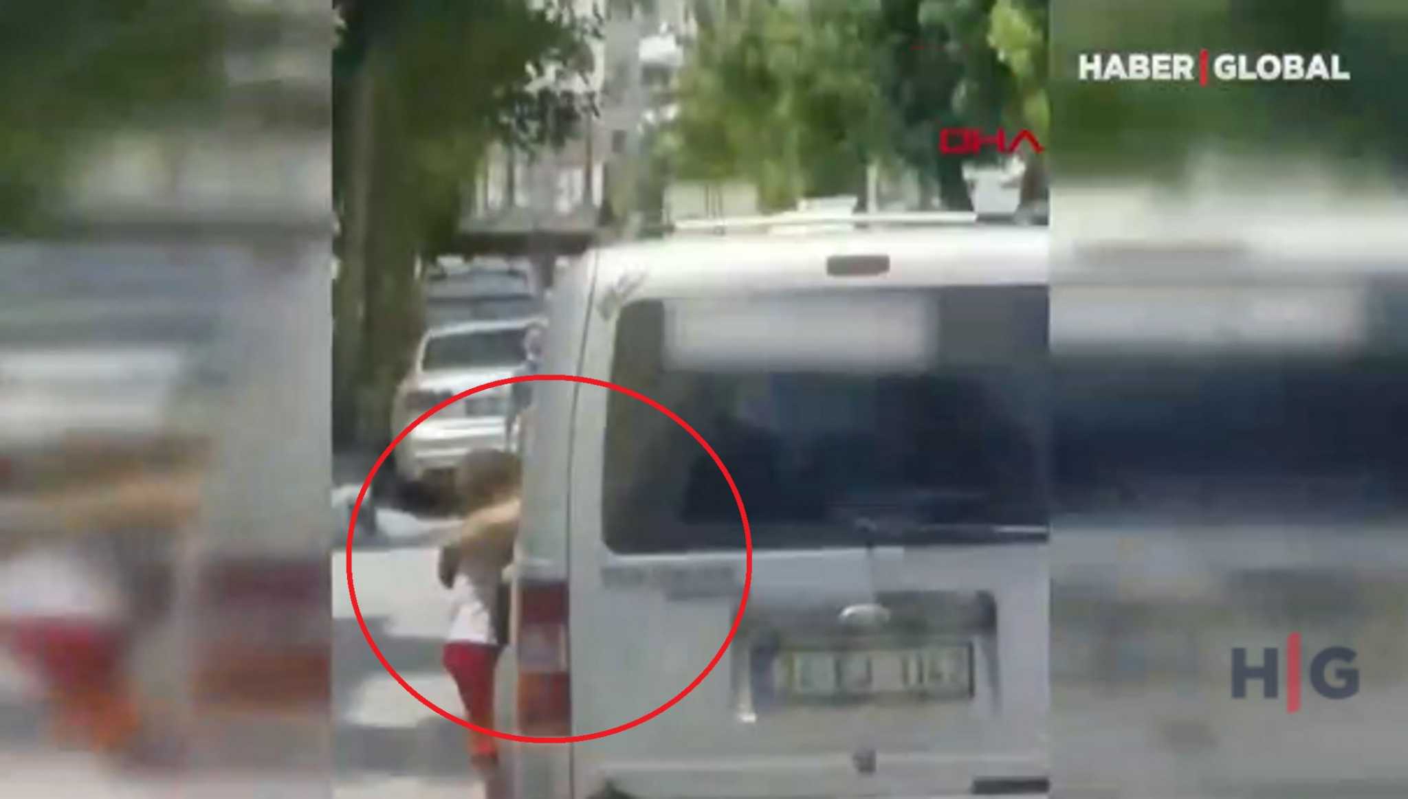 Εξοργιστικό βίντεο: Κρέμασε τον 3χρονο γιο του στην πόρτα του αυτοκινήτου για τιμωρία!