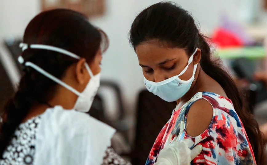 Απίστευτη απάτη στην Ινδία: Γιατροί έκαναν εμβόλιο κορωνοϊού με θαλασσινό νερό