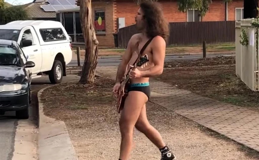 Αυστραλία: Κιθαρίστας έπαιζε εκκωφαντικά κιθάρα στην αυλή του μόνο με το εσώρουχο!