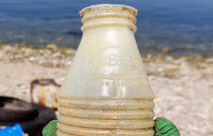 Θεσσαλονίκη: Ξεβράστηκε σε παραλία της πόλης πλαστικό μπουκάλι γάλακτος του 1980