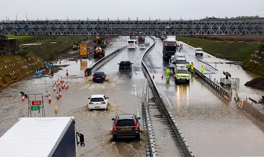 Αγγλία: Καταρρακτώδεις βροχές πλημμύρισαν δρόμους του Λονδίνου