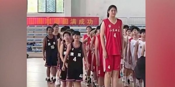 Ποιος Αντετοκούνμπο; 14χρονη Κινέζα κυριαρχεί στα παρκέ με ύψος 2.26 μέτρα!