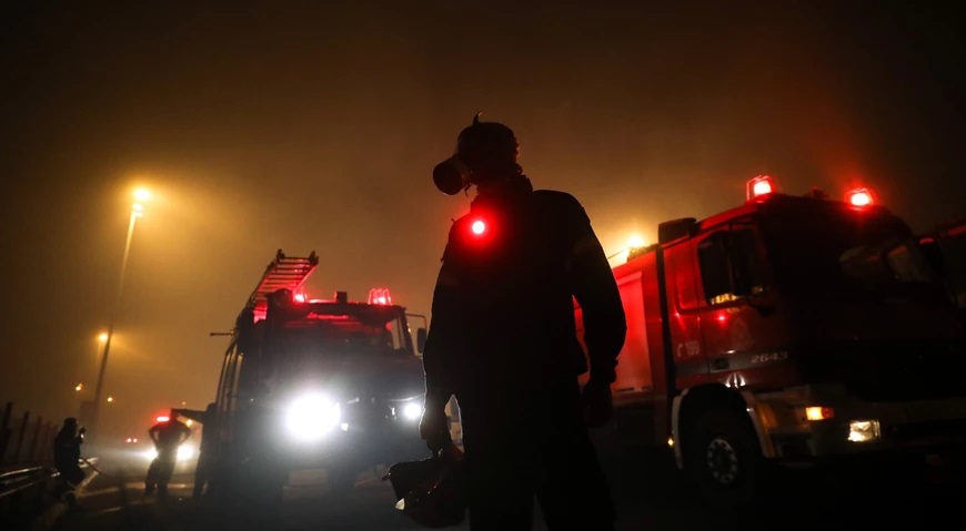 Πύρινος εφιάλτης στην Αττική: Πέρασε την Εθνική Οδό η πυρκαγιά – Δραματικές εξελίξεις