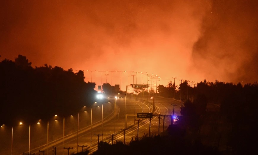Δραματική πύρινη νύχτα: Έφτασαν στη Μαλακάσα οι φλόγες που καίνε την Αττική