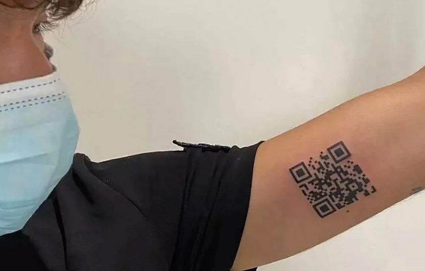 Ιταλία: 22χρονος φοιτητής έκανε τατουάζ το υγειονομικό του πάσο