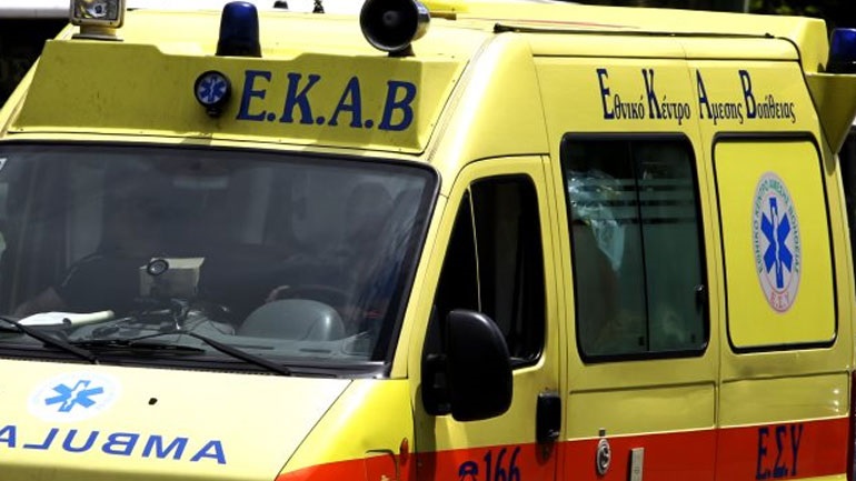 Κρατούμενος επιτέθηκε σε διασώστη του ΕΚΑΒ με σιδερένια σχάρα από φρεάτιο