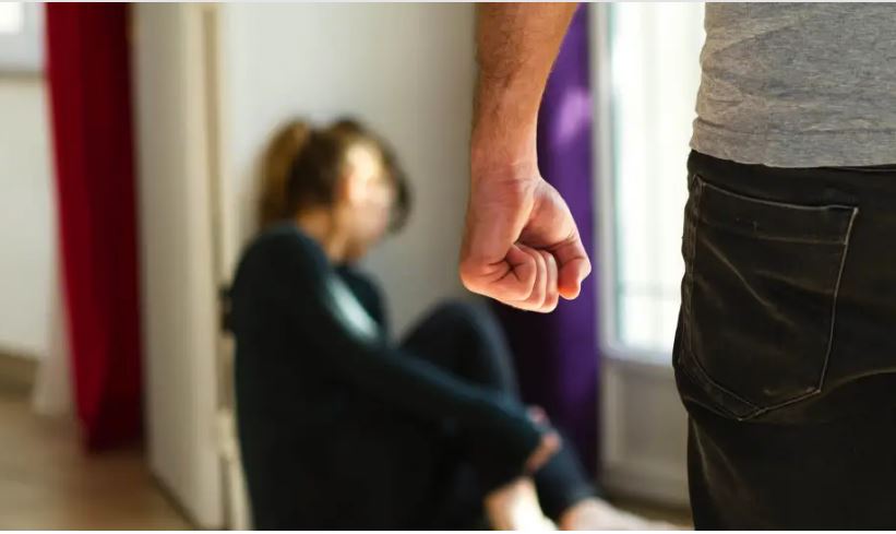 Μαρτυρία θύματος ενδοοικογενειακής βίας: Ο σύζυγος πήγε να μου βγάλει τα δόντια με τανάλια