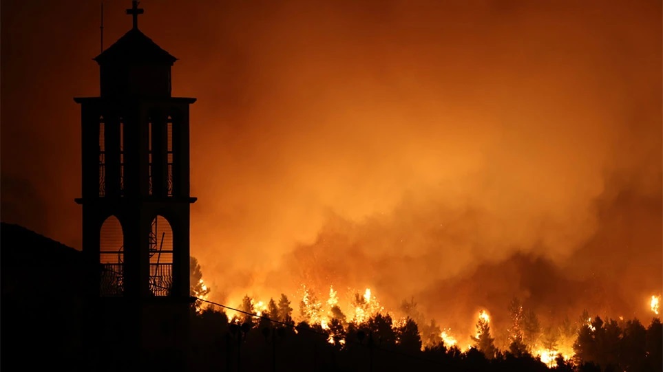 Φωτιά στην Εύβοια: Τεράστια αναζωπύρωση απειλεί χωριά – Ανεξέλεγκτα τα πύρινα μέτωπα