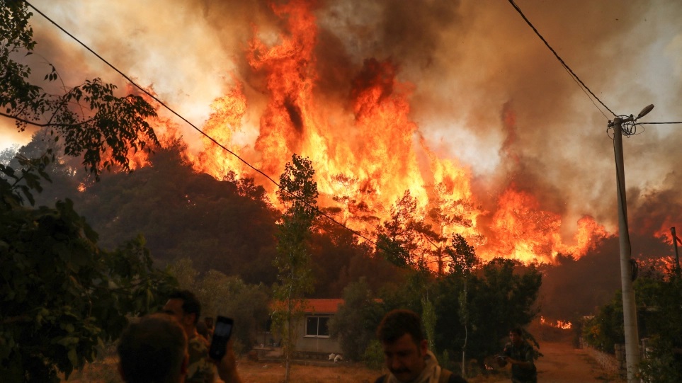 Τουρκία: Φωτιές πλησιάζουν ηλεκτρικό σταθμό στα Μούγλα – 12 πυρκαγιές σε εξέλιξη