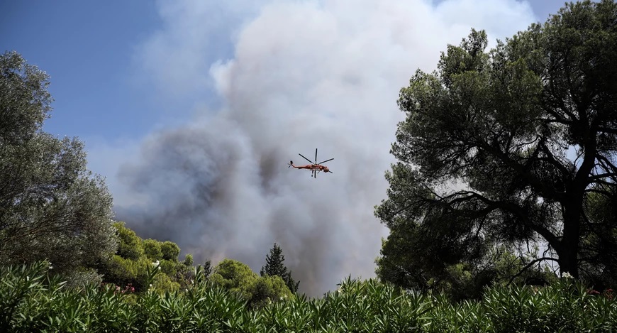 Βαρυμπόμπη: Η πυρκαγιά καίει στους πρόποδες της Πάρνηθας – Συναγερμός και μήνυμα από 112