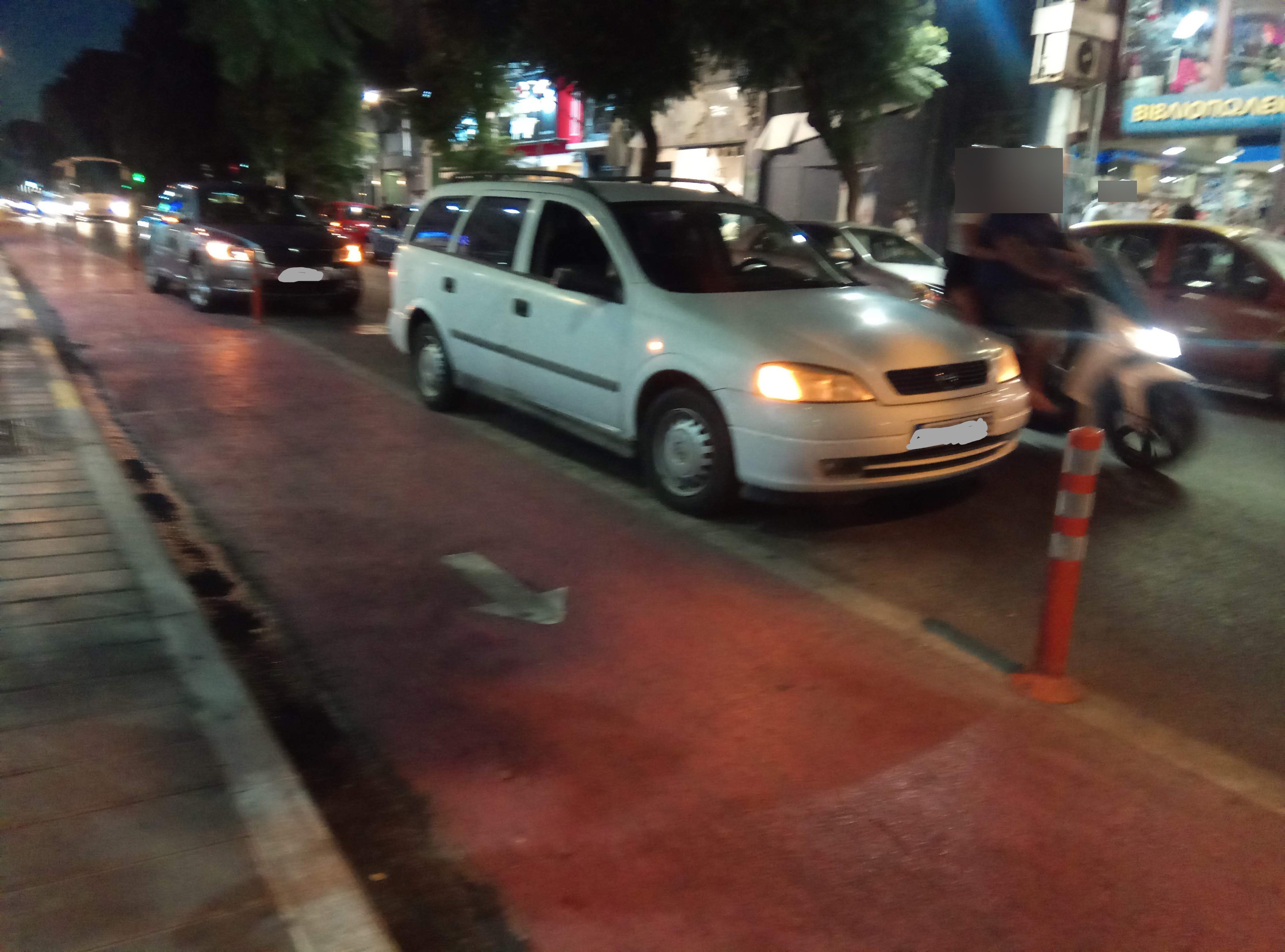 Επί 40 λεπτά ήταν σταματημένος δίπλα στον ποδηλατόδρομο στο κέντρο των Χανίων