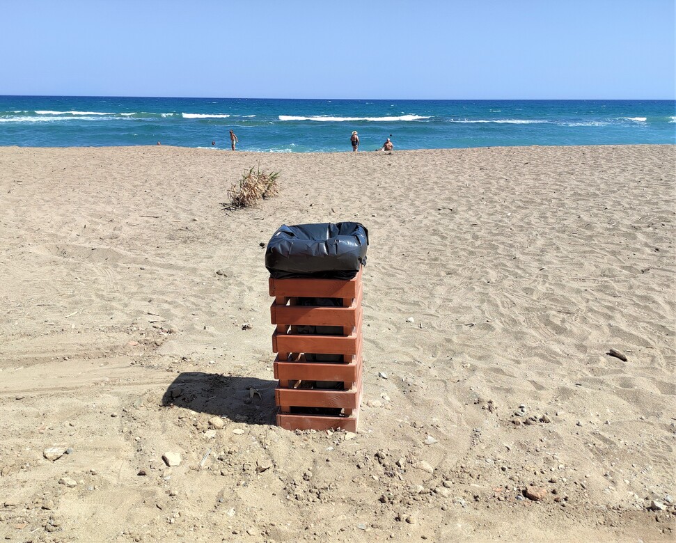 Νέα καλαίσθητα καλαθάκια απορριμμάτων στην παραλία της Αμμουδάρας