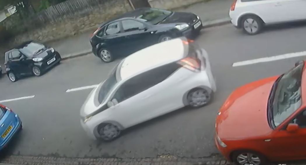 Βίντεο: Έκανε 31 κινήσεις και πάνω από 7 λεπτά για να παρκάρει μικρό αμάξι σε χώρο για…δύο