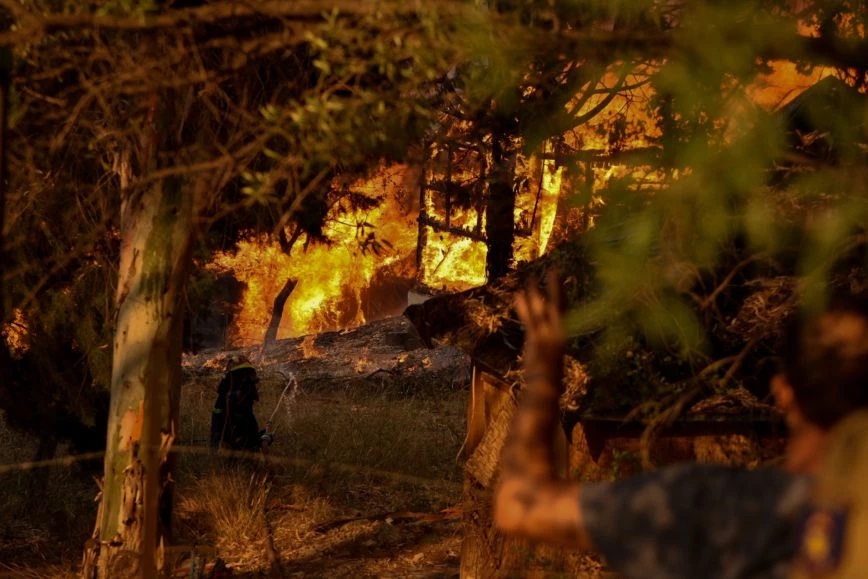 Τέσσερα μεγάλα μέτωπα πυρκαγιών – Εκκενώνονται οικισμοί σε Αγρίνιο και Ρόδο