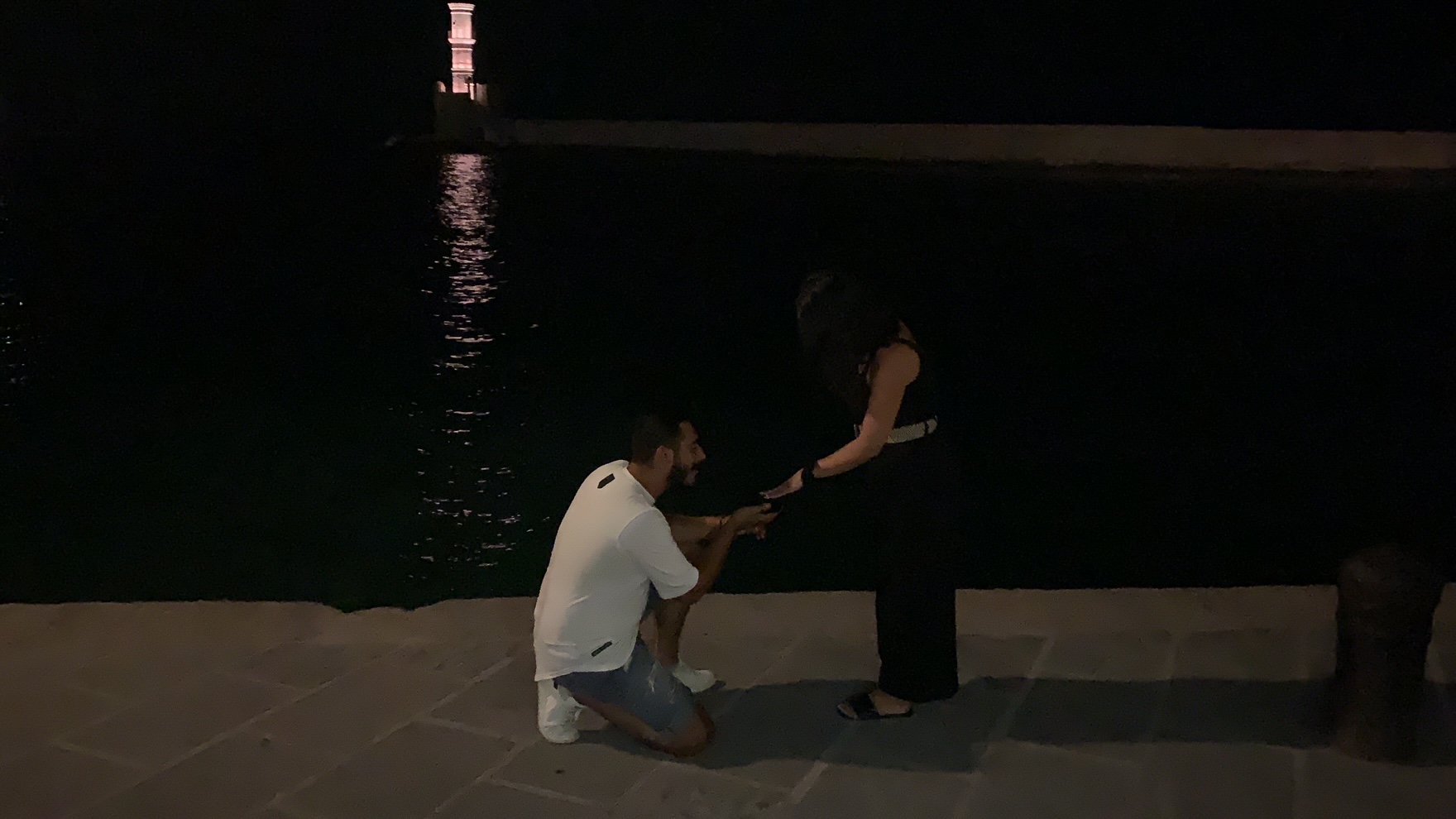 Πρόταση γάμου με φόντο τον Ενετικό Φάρο (φωτό & βίντεο)