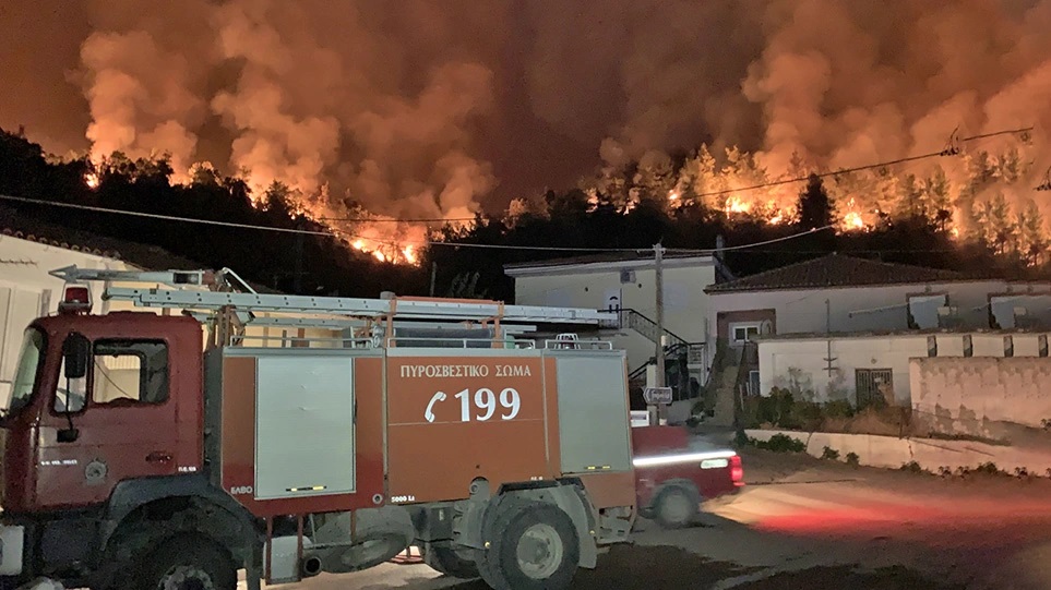 Φωτιά στην Εύβοια: Κυκλωμένο από τις φλόγες το χωριό Ελληνικά (φωτο-βιντεο)