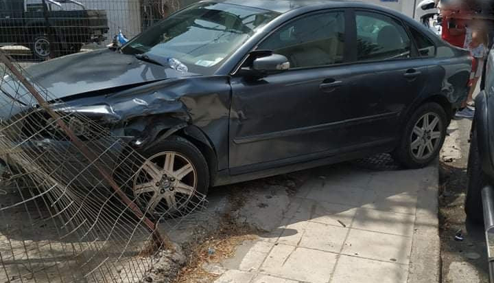Αυτοκίνητο κατέληξε σε περίφραξη μετά από τροχαίο στα Χανιά (φωτο)
