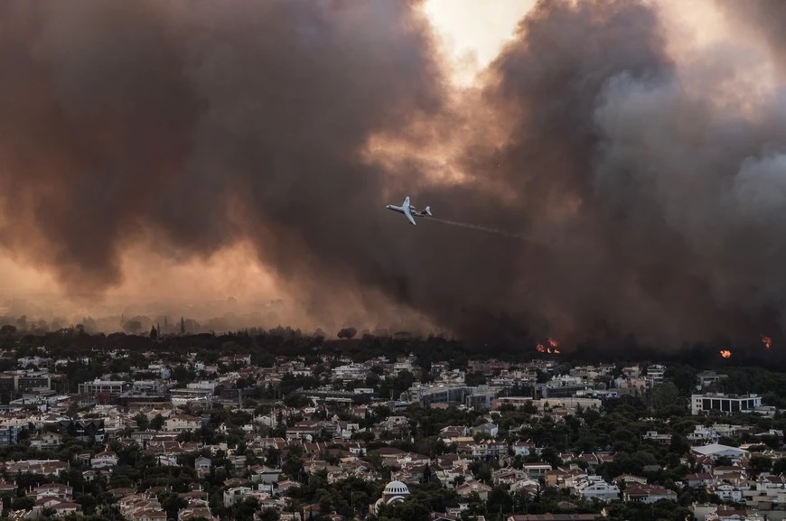 Κόλαση φωτιάς σε Βαρυμπόμπη, Τατόι, Θρακομακεδόνες: Κάηκαν σπίτια – Ελπίδες στα εναέρια