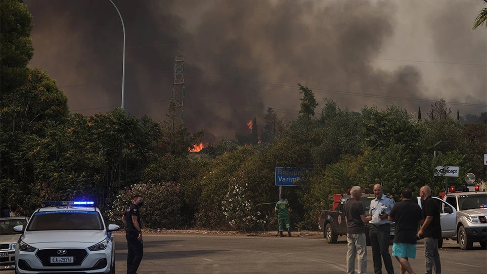 Βαρυμπόμπη: Μαίνεται η φωτιά – Εκκενώνεται η περιοχή