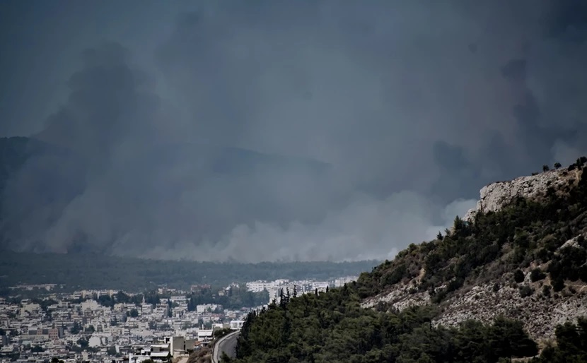 Βαρυμπόμπη: Σε τρία μέτωπα η πυρκαγιά – Αναζωπύρωση με συνεχείς εκρήξεις