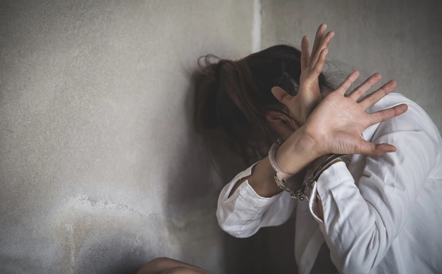 Εφιάλτης για μια γυναίκα: Tην κρατούσε αιχμάλωτη, τη χτυπούσε, την εξωθούσε στην πορνεία