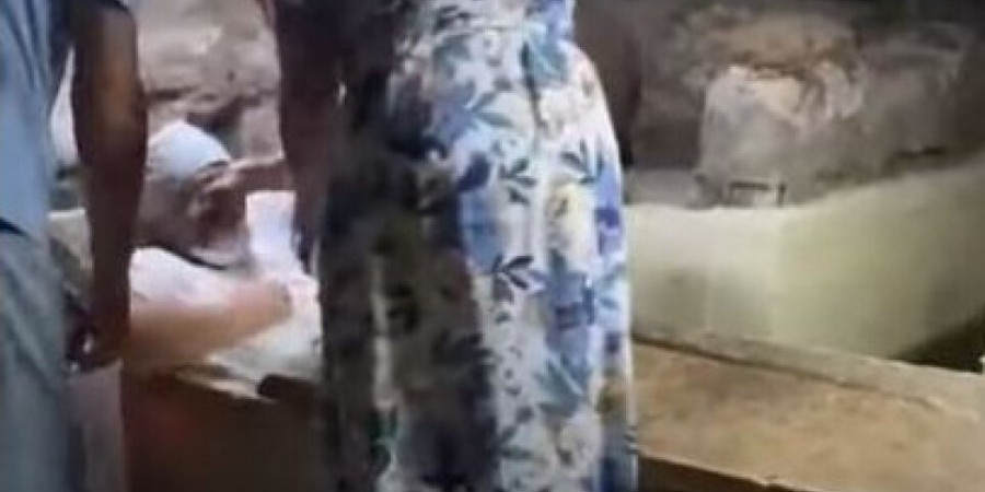 Ρωσίδα τουρίστρια σφήνωσε στην σαρκοφάγο του Αγίου Λαζάρου στην Κύπρο (βίντεο)